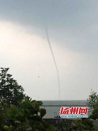 高邮湖现罕见龙吸水 持续10多分钟