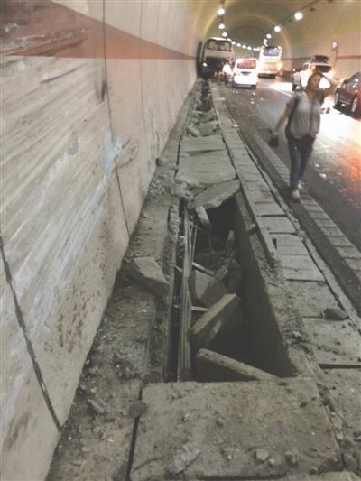 大巴出事 热心哥 忙救乘客 妻女却遇二次车祸