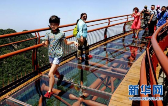 惊险刺激的少华山悬空玻璃栈道