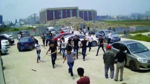 政协委员及妻遭围殴:江苏盐城亭湖区群殴视频