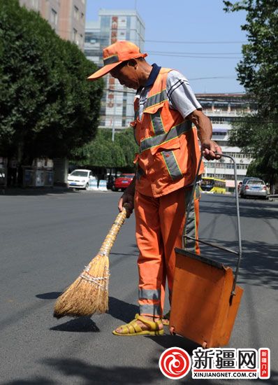 车厢如烤炉 乌鲁木齐公交司机一天喝掉12升水
