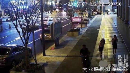 富二代飞车抢包为寻刺激 现场监控图曝光(图)