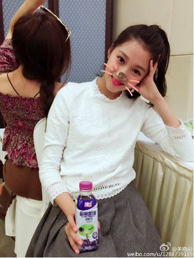 关晓彤微博嗮图 多次演女儿后终于迎来蜕变(图