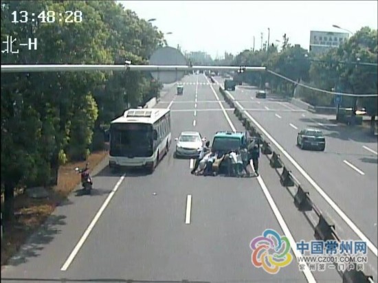 常州一老人不慎卷入货车下 众人推车协力救出