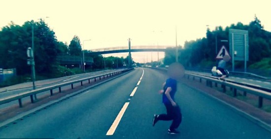 侥幸脱险!英青少年横穿双行道险酿车祸