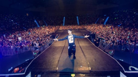 许魏洲曼谷演唱会唱泰文歌 粉丝提前24小时夜