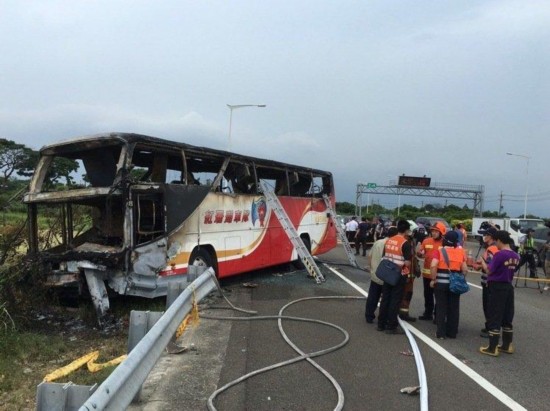 台游覽車事故：檢方疑司機邊開車邊喝酒再自焚