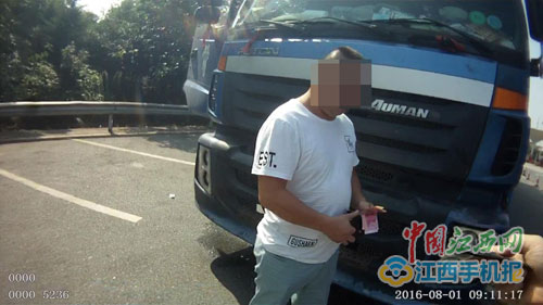 广东办假证开半挂车被查 新干籍司机欲贿赂交