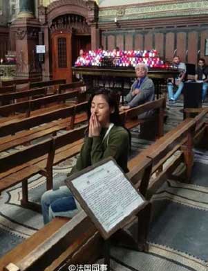 张天爱法国被偶遇 终于有钱补牛仔裤破洞了