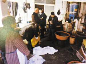 徐州男子工业盐腌咸菜销售 主要卖给流动食客