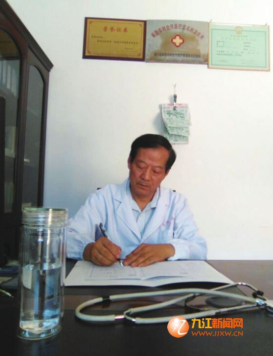 葛革初正在写病历.(图片由本人提供)