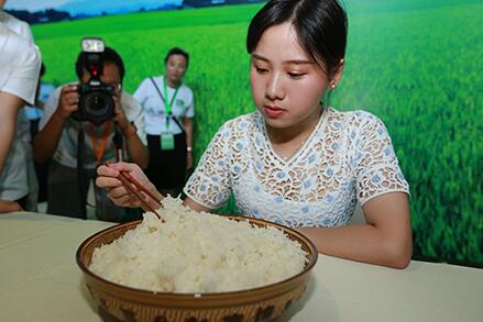 杭州百人生撸大米饭 90后美女一口气吃完8斤