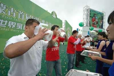 90后美女一口气吃8斤米饭 盘点超级大胃王:10