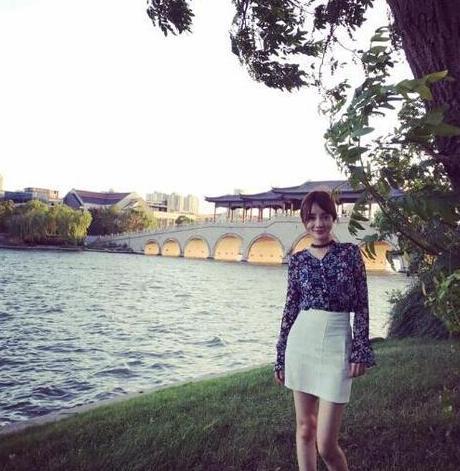 李小璐晒河边美照 白色短裙碎花上衣侧颜凝视