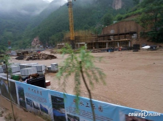 宝鸡西山遭遇暴雨三人被洪水冲走 两人获救一