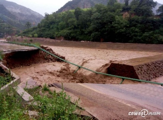 宝鸡西山遭遇暴雨三人被洪水冲走 两人获救一