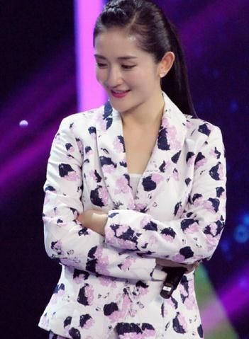 谢娜自黑假唱罚款退出歌坛谢娜自曝退出歌坛原