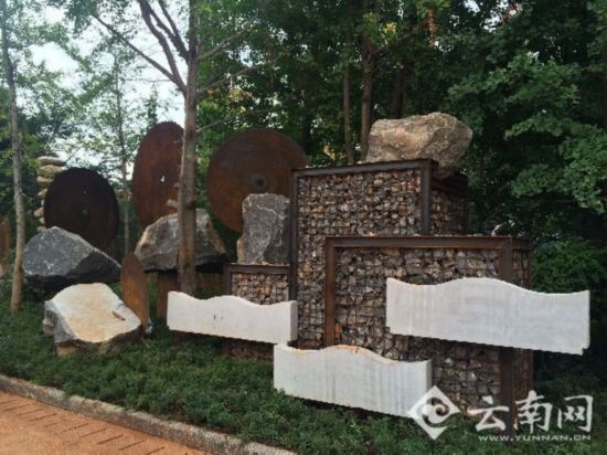 8月6日,记者从昆明大观公园管理处获悉,历时2年建设,备受市民游客期待的大观公园长联文化大道目前已完工,并正式亮相公园西区。 记者在公园内看到,长联文化大道总长近100米、宽2.5米,造型为卷轴,从中分成两部分,即大观楼长联的上下联。卷轴总共由80块青石拼接而成,长联中唐标铁柱、宋挥玉斧等30余个场景被生动还原于石上。仔细看会发现,雕刻出来的每个人物表情均不一致却又都栩栩如生,可见雕工技艺之精湛。 石刻浮雕周围还放置有近600盆海棠花,画中有花,花上有画,景致十分优美。 值得一提的