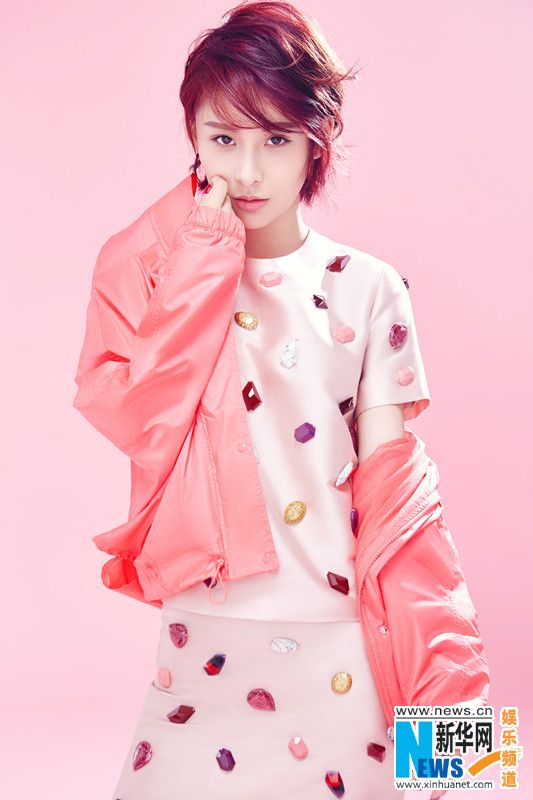 贾青粉红少女风写真 俏皮随性展多面魅力