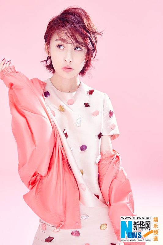 贾青粉红少女风写真 俏皮随性展多面魅力