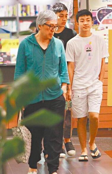 49岁张宇满头白发显老态 两帅儿子遭曝光