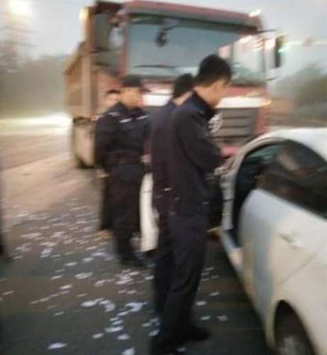 女子与丈夫发生矛盾故意撞车 遇交警后现场撒钱