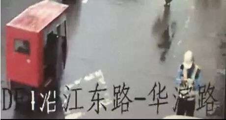 女司机撞协警拖行十余米离去 称又没撞死