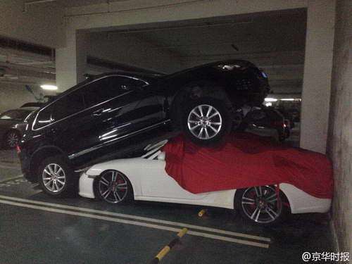 北京一女司机操作失误 直接冲上保时捷跑车