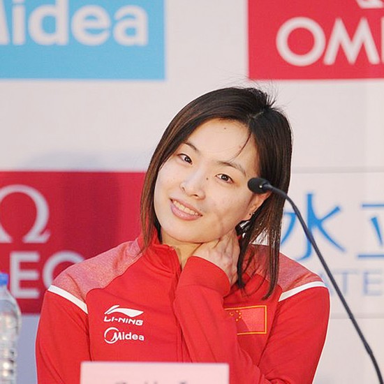 甜蜜!吴敏霞与男友同框 首次约会约到公安局