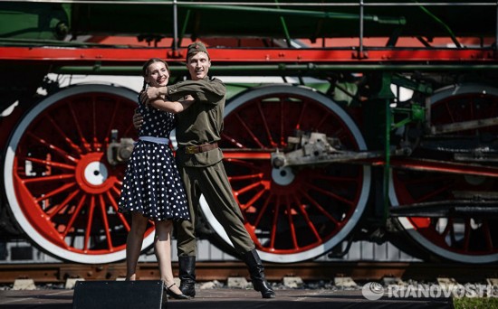 莫斯科举行别开生面的蒸汽火车阅兵式(高清组