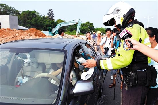 深圳HOV车道正式开罚马自达女司机接首张罚单