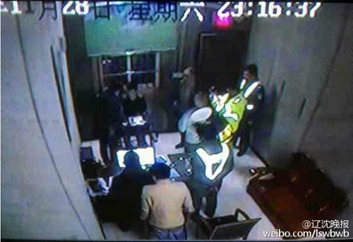 图为报案处视频截图。