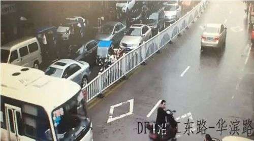 女司机撞协警拖行十余米离去 称又没撞死