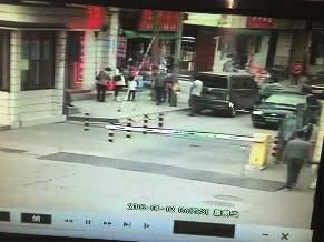 面包车闹市疾驰连撞5车