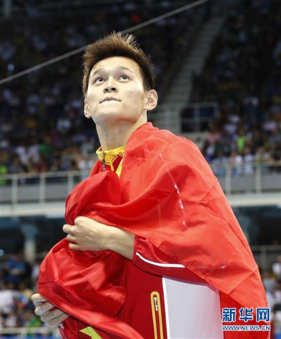 高清组图:孙杨夺冠 深情亲吻金牌