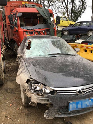 图为嫌疑人的车。