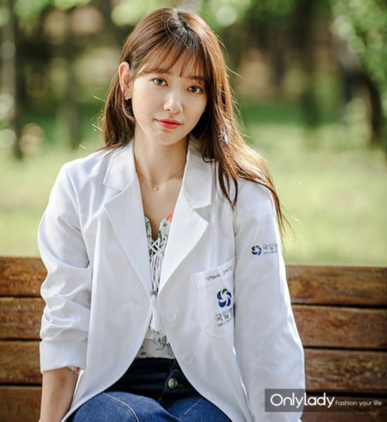 《doctors》热播,收视喜人,主演是朴信惠,朴信惠在剧中饰演一位医生