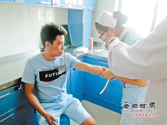 兰州一邮政车辆司机酒驾被查责备交警不按常