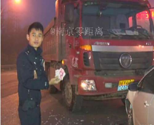 女子与丈夫发生矛盾故意撞车 遇交警后现场撒钱