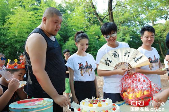 佟丽娅剧组庆生 陈思诚现场花式秀恩爱(图)