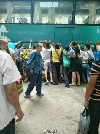 �����ϰ�·��̧���ͳ� Ӫ�ȱ�ѹŮ��