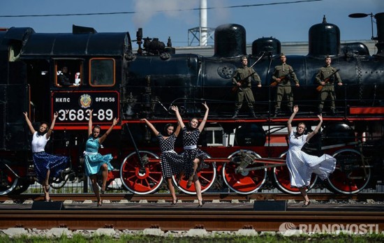 莫斯科举行别开生面的蒸汽火车阅兵式(高清组