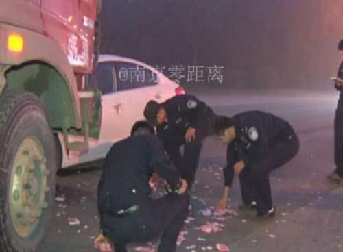 女子与丈夫发生矛盾故意撞车 遇交警后现场撒钱