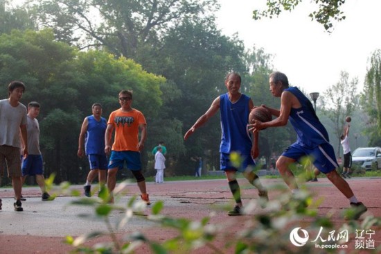 传说中的不老神话!篮球场上的85岁 神投手 --人