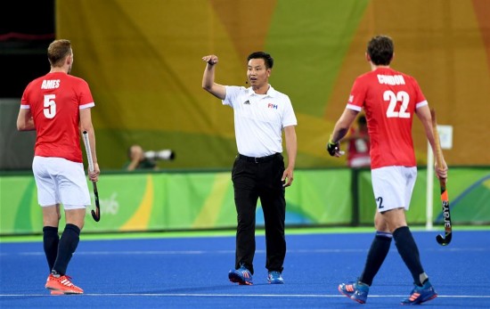 中国首位执法奥运会曲棍球比赛的男裁判亮相赛