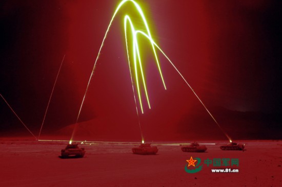 组图:直击陆军实弹射击演练 战士就像站在炮火