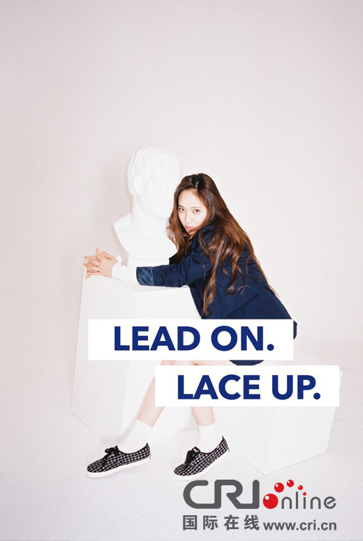 郑秀晶杂志写真曝光 坐地板秀美腿玩转少女风