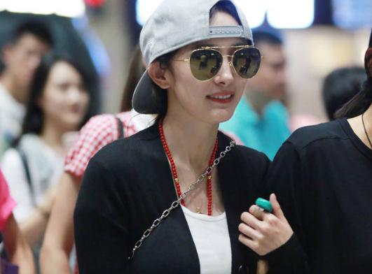 杨幂发错国旗被骂 秒删微博三次终于对了杨幂