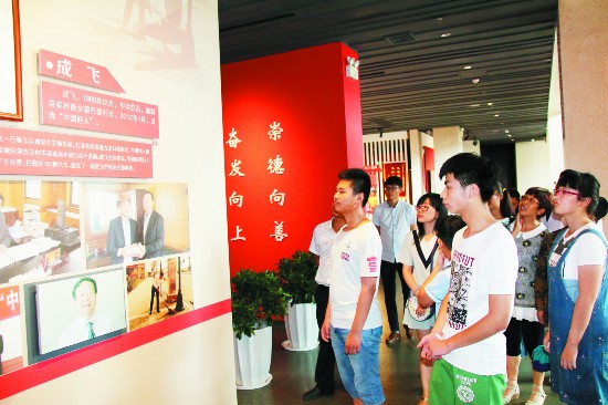 盐城盐都青少年参观好人馆 接受党史国史教育