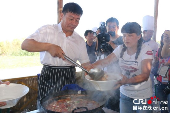 东边跳伞西边做鱼 博湖县委书记也是拼了(高清